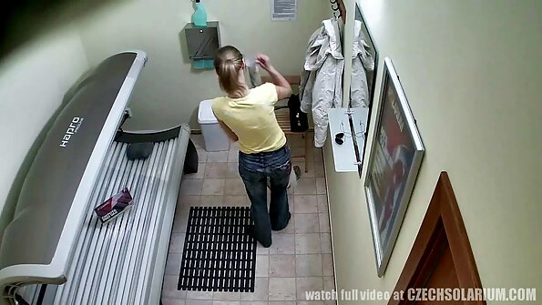 Ebony Ana Foxxx mit behaarter geile reife mütter Muschi beim Sex mit einem Nachbarn im Badezimmer